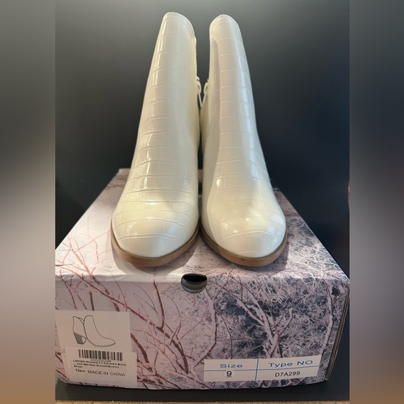 NIB LAICIGO V Cut Booties Slip On Faux Leather Boots Cream White Women’s Size 9 - Picture 3 of 7